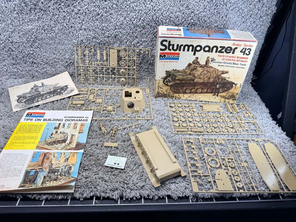 Monogram Sturmpanzer 43 German Grizzly Bear Tank 1/32 Scale Model Kit